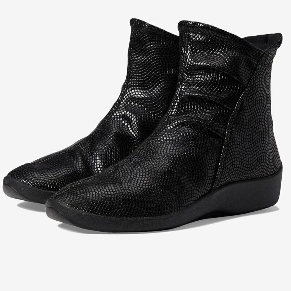 ARCOPEDICO Women’s Croc Shoes in the Size 41/9.5-10 US Size in Black Color